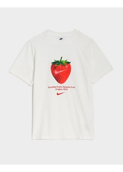 NIKE T-SHIRT W NSW FRT OS STWBRY TEE ze sklepu JD Sports  w kategorii Bluzki damskie - zdjęcie 185985293