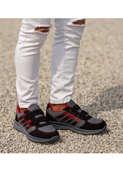 Czarno czerwone buty sportowe na rzepy /A10-1 18159 T299/ ze sklepu Pantofelek24.pl w kategorii Buty sportowe męskie - zdjęcie 185987151