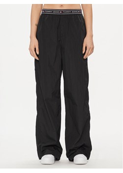 Tommy Jeans Spodnie dresowe DW0DW17316 Czarny Baggy Fit ze sklepu MODIVO w kategorii Spodnie damskie - zdjęcie 185995354