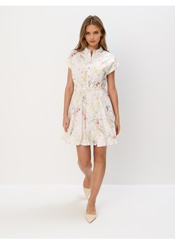 Mohito - Koszulowa sukienka mini w kwiaty - kremowy ze sklepu Mohito w kategorii Sukienki - zdjęcie 185997111