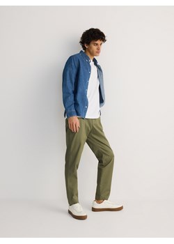 Reserved - Spodnie chino slim fit - oliwkowy ze sklepu Reserved w kategorii Spodnie męskie - zdjęcie 186001143