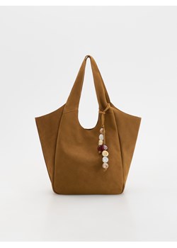 Reserved - Zamszowa torebka shopper z zawieszką - brązowy ze sklepu Reserved w kategorii Torby letnie - zdjęcie 186008154