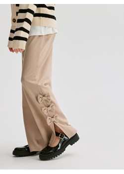 Reserved - Spodnie z kokardkami - beżowy - id: 844CY-80X - marki Reserved - 186011833 Reserved - Spodnie z kokardkami - beżowy ze sklepu Reserved w kategorii Spodnie dziewczęce - zdjęcie 186011833