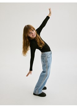 Reserved - Jeansy wide leg z lampasami - niebieski - id: 723CV-50J - marki Reserved - 186026110 Reserved - Jeansy wide leg z lampasami - niebieski ze sklepu Reserved w kategorii Spodnie dziewczęce - zdjęcie 186026110