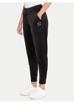 DKNY Sport Spodnie dresowe DP5P3710 Czarny Regular Fit ze sklepu MODIVO w kategorii Spodnie damskie - zdjęcie 186029761
