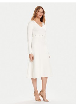 TWINSET Sukienka dzianinowa 252TP3271 Écru Regular Fit ze sklepu MODIVO w kategorii Sukienki - zdjęcie 186029854