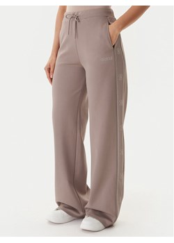 Guess Spodnie dresowe V5BB12 KCX22 Beżowy Wide Leg ze sklepu MODIVO w kategorii Spodnie damskie - zdjęcie 186029921