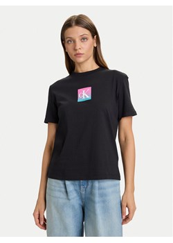 Calvin Klein Jeans T-Shirt Classic Monogram LV047D874G Czarny Regular Fit - id: 0000305359704 - marki Calvin Klein - 186030434 Calvin Klein Jeans T-Shirt Classic Monogram LV047D874G Czarny Regular Fit ze sklepu MODIVO w kategorii Bluzki damskie - zdjęcie 186030434
