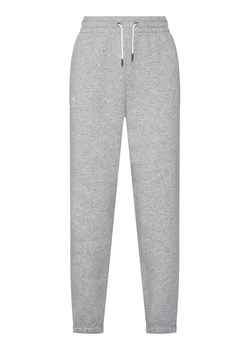 Under Armour Spodnie dresowe Essential Fleece Joggers 1373034 Szary Regular Fit ze sklepu MODIVO w kategorii Spodnie damskie - zdjęcie 186030524