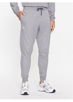 Under Armour Spodnie dresowe Ua Rival Fleece Joggers 1379774 Szary Loose Fit ze sklepu MODIVO w kategorii Spodnie męskie - zdjęcie 186030742