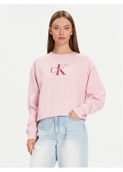 Calvin Klein Jeans Bluza Monologo LV047B234G Różowy Relaxed Fit - id: 0000305359506 - marki Calvin Klein - 186030870 Calvin Klein Jeans Bluza Monologo LV047B234G Różowy Relaxed Fit ze sklepu MODIVO w kategorii Bluzy damskie - zdjęcie 186030870