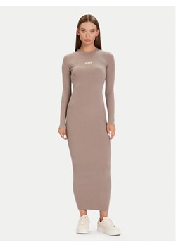 Guess Sukienka dzianinowa V5BK02 Z3JD2 Różowy Slim Fit ze sklepu MODIVO w kategorii Sukienki - zdjęcie 186031181