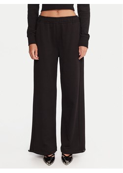 Versace Jeans Couture Spodnie dresowe 79HAAT05 CF01T Czarny Regular Fit ze sklepu MODIVO w kategorii Spodnie damskie - zdjęcie 186031571