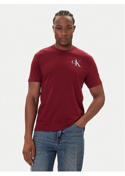 Calvin Klein Jeans T-Shirt 30s Chest Logo LV04RD865G Czerwony Regular Fit ze sklepu MODIVO w kategorii T-shirty męskie - zdjęcie 186031602