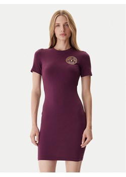Versace Jeans Couture Sukienka codzienna 79HAOT00 CJ03T Bordowy Slim Fit ze sklepu MODIVO w kategorii Sukienki - zdjęcie 186031683