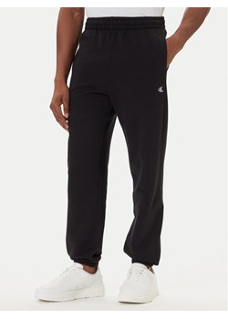 Calvin Klein Jeans Spodnie dresowe LV04RD241G Czarny Regular Fit ze sklepu MODIVO w kategorii Spodnie męskie - zdjęcie 186032633
