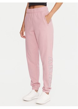 DKNY Sport Spodnie dresowe DP5P3737 Różowy Regular Fit ze sklepu MODIVO w kategorii Spodnie damskie - zdjęcie 186032971