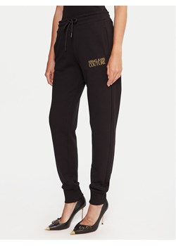 Versace Jeans Couture Spodnie dresowe 79HAAT06 CF01T Czarny Regular Fit ze sklepu MODIVO w kategorii Spodnie damskie - zdjęcie 186032993