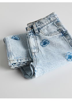 Reserved - Jeansy mom fit z aplikacjami 3D - niebieski - id: 847CZ-50J - marki Reserved - 186070811 Reserved - Jeansy mom fit z aplikacjami 3D - niebieski ze sklepu Reserved w kategorii Spodnie dziewczęce - zdjęcie 186070811
