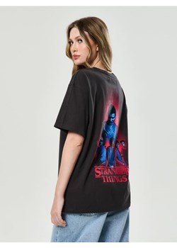 Sinsay - Koszulka z krótkim rękawem Stranger Things - szary - id: 363FK-90X - marki Sinsay - 186082594 Sinsay - Koszulka z krótkim rękawem Stranger Things - szary ze sklepu Sinsay w kategorii Bluzki damskie - zdjęcie 186082594