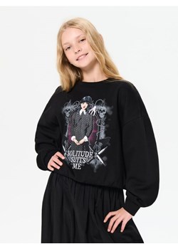 Sinsay - Bluza crewneck z nadrukiem Wednesday - czarny - id: 961ET-99X - marki Sinsay - 186084220 Sinsay - Bluza crewneck z nadrukiem Wednesday - czarny ze sklepu Sinsay w kategorii Bluzy dziewczęce - zdjęcie 186084220