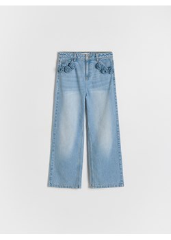 Reserved - Jeansy wide leg z kwiatową aplikacją - niebieski ze sklepu Reserved w kategorii Spodnie dziewczęce - zdjęcie 186089511