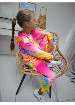 welurowy dziecięcy dres besties multicolor bluza kangurka + spodnie z tęczowym lampasem la perla kids - multicolor pomarańczowy ze sklepu STYLOWO w kategorii Komplety dziewczęce - zdjęcie 186091284