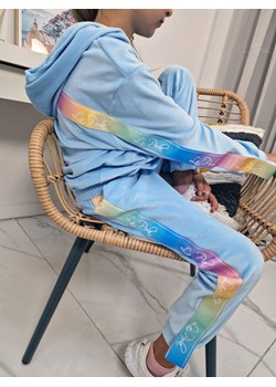 welurowy dziecięcy dres besties multicolor bluza kangurka + spodnie z tęczowym lampasem la perla kids - baby blue błękitny ze sklepu STYLOWO w kategorii Komplety dziewczęce - zdjęcie 186091292