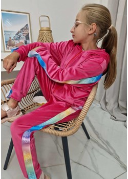 welurowy dziecięcy dres besties multicolor bluza kangurka + spodnie z tęczowym lampasem la perla kids - fuksja ze sklepu STYLOWO w kategorii Komplety dziewczęce - zdjęcie 186091394