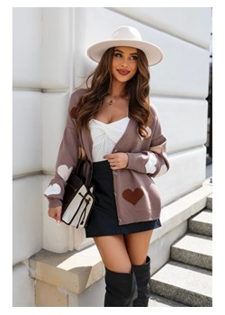 krótki kardigan sweter hearts rozpinany  w serca polski produkt j&k premium - cappuccino ze sklepu STYLOWO w kategorii Swetry damskie - zdjęcie 186091463