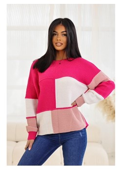 kolorowy sweter zena w kwadraty polski produkt j&k - fuksja ze sklepu STYLOWO w kategorii Swetry damskie - zdjęcie 186091502