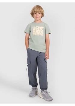 Chłopięce spodnie casual cargo 4F 4FJRAW25TTROM1606 - szare ze sklepu Sportstylestory.com w kategorii Spodnie chłopięce - zdjęcie 186095284
