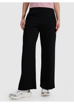 Damskie spodnie dresowe z szerokimi nogawkami 4F 4FRAW25TTROF1614 - czarne ze sklepu Sportstylestory.com w kategorii Spodnie damskie - zdjęcie 186095480