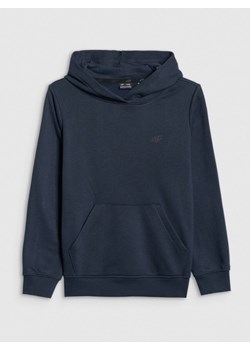 Chłopięca bluza dresowa nierozpinana z kapturem 4F 4FJWSS25TSWSM1715 - granatowa ze sklepu Sportstylestory.com w kategorii Bluzy chłopięce - zdjęcie 186096221