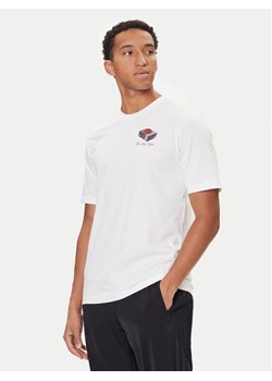 adidas T-Shirt 3-Stripes Lights Giftbox Graphic JV8439 Biały Regular Fit ze sklepu MODIVO w kategorii T-shirty męskie - zdjęcie 186096522