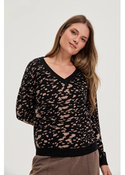 Sweter o prostym fasonie czarny ze sklepu Moodo.pl w kategorii Swetry damskie - zdjęcie 186098193