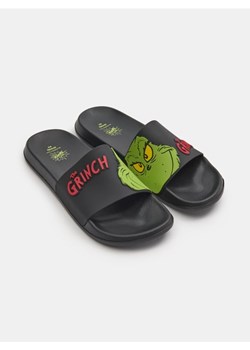 Sinsay - Klapki Grinch - czarny - id: 066EP-99X - marki Sinsay - 186098651 Sinsay - Klapki Grinch - czarny ze sklepu Sinsay w kategorii Klapki męskie - zdjęcie 186098651