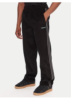 adidas Spodnie dresowe Corduroy JX3107 Czarny Regular Fit ze sklepu MODIVO w kategorii Spodnie męskie - zdjęcie 186125083