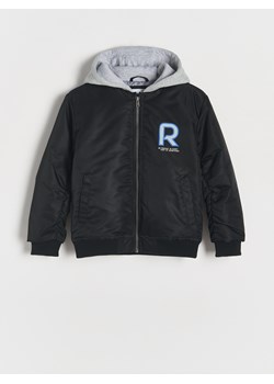 Reserved - Kurtka bomber z kapturem - czarny - id: 003CI-99X - marki Reserved - 186126362 Reserved - Kurtka bomber z kapturem - czarny ze sklepu Reserved w kategorii Kurtki chłopięce - zdjęcie 186126362