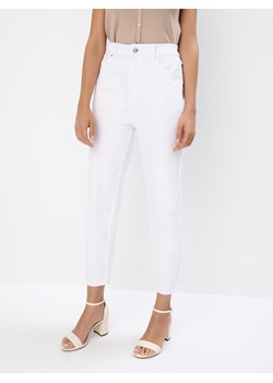 Mohito - Jeansy mom slim PETITE - biały - id: 430CZ-00J - marki Mohito - 186127294 Mohito - Jeansy mom slim PETITE - biały ze sklepu Mohito w kategorii Jeansy damskie - zdjęcie 186127294