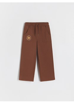 Reserved - Spodnie dresowe z haftem - ciemnobrązowy ze sklepu Reserved w kategorii Spodnie dziewczęce - zdjęcie 186128702
