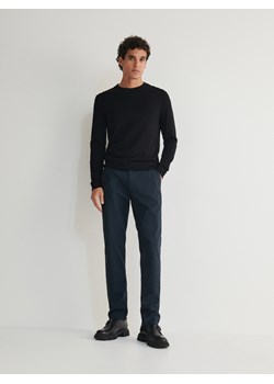 Reserved - Spodnie chino slim fit - granatowy ze sklepu Reserved w kategorii Spodnie męskie - zdjęcie 186131482