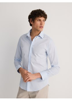 Reserved - Bawełniana koszula slim fit - jasnoniebieski - id: 136EG-05X - marki Reserved - 186134403 Reserved - Bawełniana koszula slim fit - jasnoniebieski ze sklepu Reserved w kategorii Koszule męskie - zdjęcie 186134403