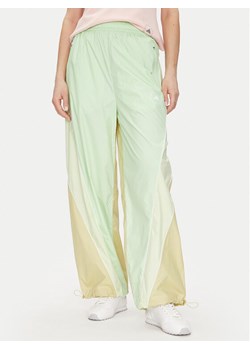 adidas by Stella McCartney Spodnie dresowe JI5134 Zielony Loose Fit ze sklepu MODIVO w kategorii Spodnie damskie - zdjęcie 186136624