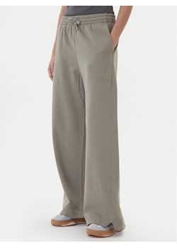 adidas Spodnie dresowe ALL SZN Fleece JY5014 Beżowy Wide Leg ze sklepu MODIVO w kategorii Spodnie damskie - zdjęcie 186140810