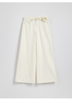 Reserved - Jeansy wide leg z ozdobną różą - złamana biel ze sklepu Reserved w kategorii Jeansy damskie - zdjęcie 186146282