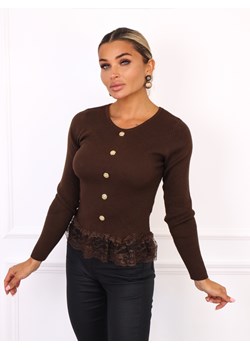 SWETER Z OZDOBNYMI GUZIKAMI ZAKOŃCZONY KORONKĄ- CZEKOLADOWY ze sklepu olika.com.pl w kategorii Swetry damskie - zdjęcie 186146784