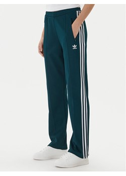 adidas Spodnie dresowe Beckenbauer JV7395 Zielony Regular Fit ze sklepu MODIVO w kategorii Spodnie damskie - zdjęcie 186151390