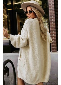 Kardigan oversize z ozdobną broszką 628-1, Kolor beżowy, Rozmiar one size, NUMOCO BASIC ze sklepu Primodo w kategorii Swetry damskie - zdjęcie 186153530