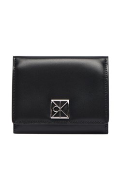 Calvin Klein Portfel Emblem Hw Medium Trifold LV04F1082G Czarny ze sklepu MODIVO w kategorii Portfele damskie - zdjęcie 186167484